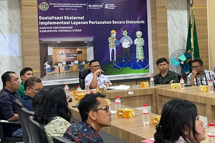 Kepala Kantor Pertanahan R.Gunadi beserta jajarannya saat sosialisasi dengan instansi terkait seputar layanan pertanahan secara elektronik. (Realitasonline.id/ AS)