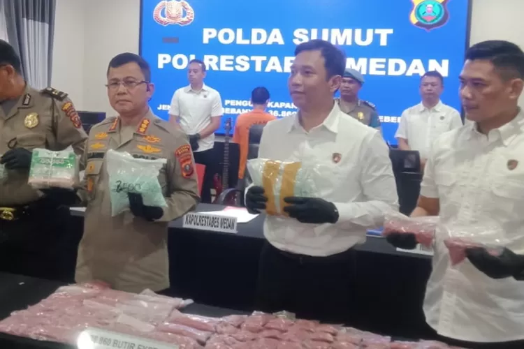 Kapolrestabes Medan Kombes Pol Jhon Sahala Marbun didampingi Kasat Narkoba Kompol Adrian Rizky Lubis menunjukkan barang bukti narkoba jenis sabu dan pil ekstasi yang disita dari tersangka F, di Mapolrestabes, Selasa (30/7/2024).