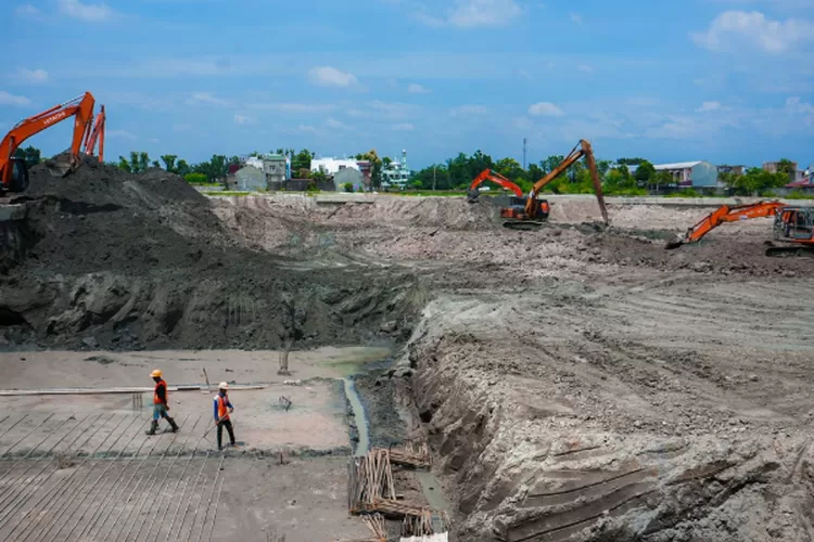 Pekerjaan Tahap I, tambahnya, telah selesai pada Desember 2023. Pada tahap itu dilakukan pemancangan sheetpile atau tiang beton penahan tanah pada kedua kolam.