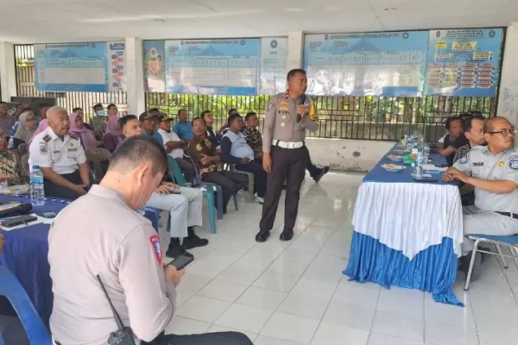 Sosialisasi pencegahan kecelakaan di perlintasan kereta api tanpa palang pintu oleh Sat Lantas Polresta Deli Serdang