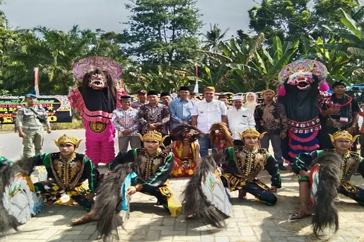 Pj Bupati Langkat Faisal Hasrimy foto bersama tim penari tradisioanal Jawa pagelaran kuda kepang pada acara bersih desa atau suroan (Realitasonline.id/AA)