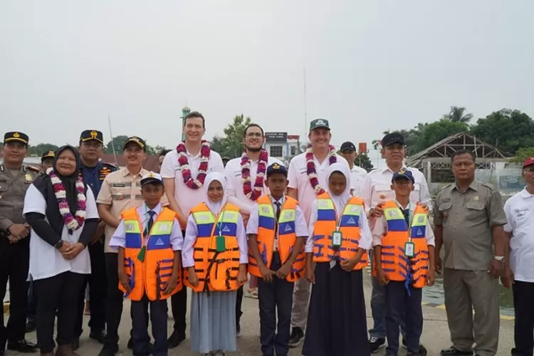 Pj Bupati Langkat HM Faisal Hasrimy hadir pada acara peresmian boat sekolah bantuan Program Sosial Yayasan Gajah Sumatera (YAGASU) di Desa Pulau Kampai (Realitasonline.id/AA)