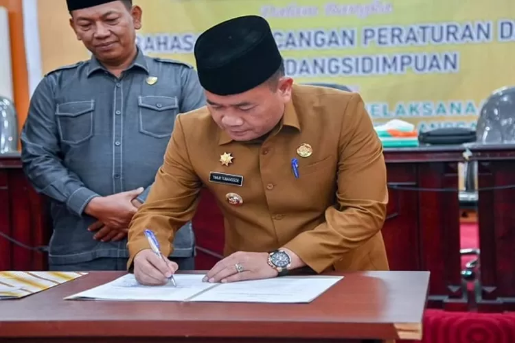 Pj. Wali Kota Padangsidimpuan H Timur Tumanggor, menandatangani berita acara persetujuan bersama DPRD terkait pengesahan Ranperda PjP APBD 2023 menjadi Perda, di gedung Dewan setempat  (Realitasonline.id/Riswandy)