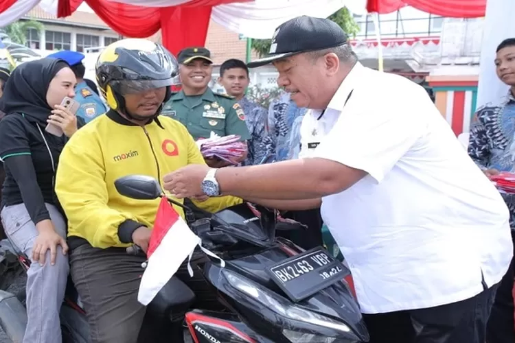wakil Bupati Asahan saat membagikan bendera Merah Putih (Realitasonline.id/HS)