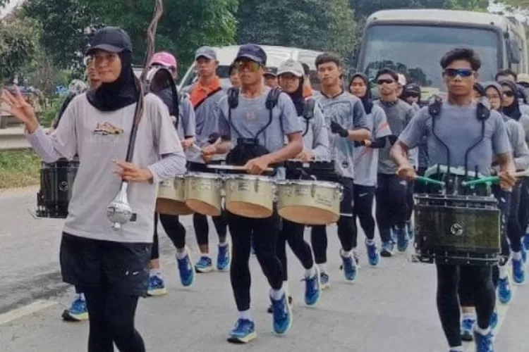 Atlet Drum Band Sumut sedang menjalani latihan di kawasan Jalan Arteri Kualanamu, Deliserdang, Sabtu (3/8/2024).