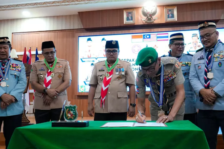 Wakil Walikota Medan Aulia Rachman saksikan MoU Kwarcab Gerakan Pramuka dengan Pengakap Malaysia dan Scout Thailand, Jumat (2/8/2024).