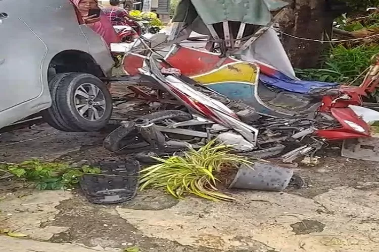 Mobil Xenia dan becak mesin yang ditabraknya di lokasi kejadian (Realitasonline.id/zul)