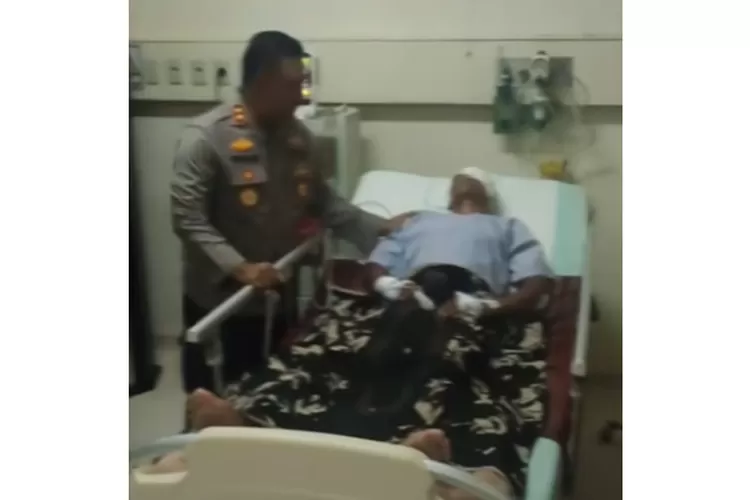 Kapolda Sumut Irjen Pol. Whisnu Hermawan F. S.I.K., M.Si menjenguk  Prada D di RS Putri Hijau Medan, Senin (5/8/2024).