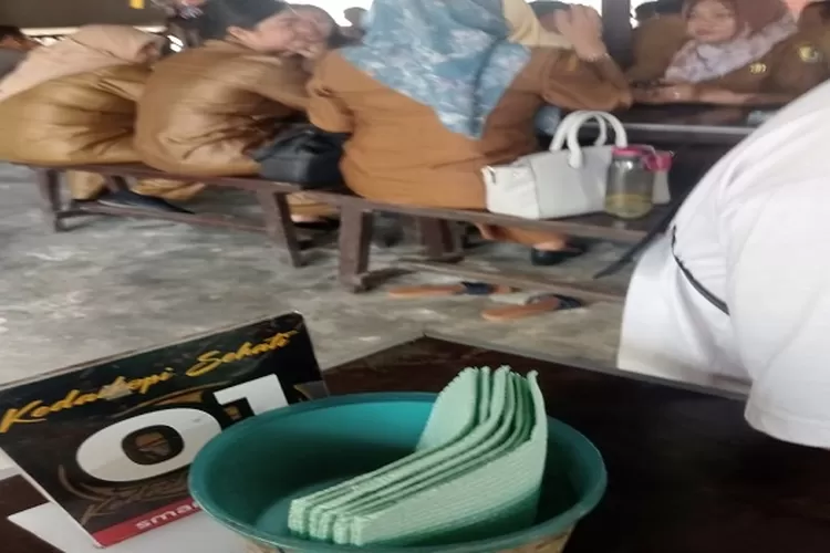ASN Dinas Kesehatan Pemkab Sergai di Warung Sehati saat jam dinas (Realitasonline.id/zul)