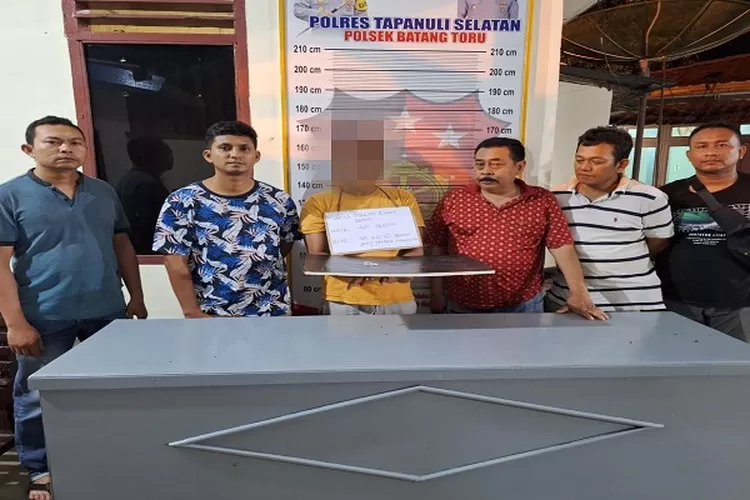 Pelaku pemilik barkoba jenis pil ekstacy yang diamankan personil Polsek Batangtoru  (Realitasonline.id/Riswandy)