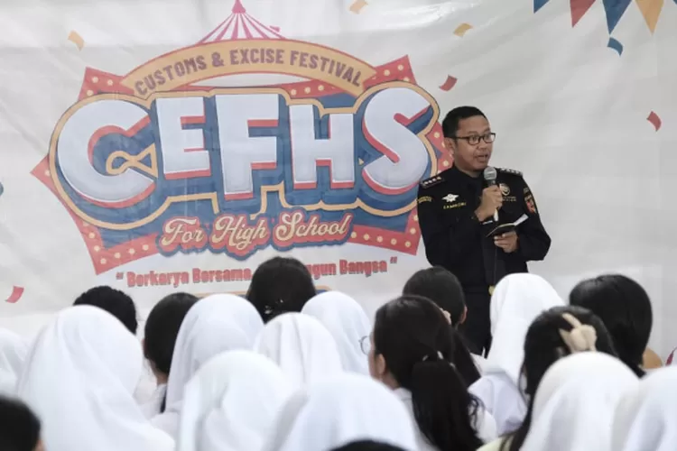 Gelar Pekan Raya Bea Cukai 2024, tampak personal Tim K-9 mendemonstrasikan dihadapan siswa dan guru SMAN 2 Medan, bagaimana seekor anjing pelacak mengendus sebuah kotak yang berisi bahan berbahaya.