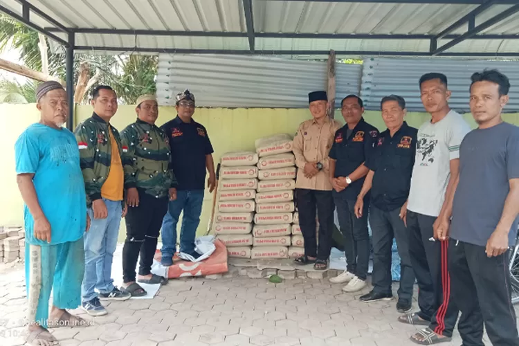 Pengurus DPC Grib Jaya Labura menyerahkan bantuan ke Masjid Nurul Iman, Dusun IV Sidodadi, Desa Parpaudangan (9/8/24). (Realitasonline.id/YS)