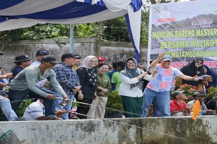 Ekspresi dr Susanti saat berhasil memancing ikan di acara lomba bersama masyarakat memeriahkan HUT RI  (Realitasonline.id/RH)