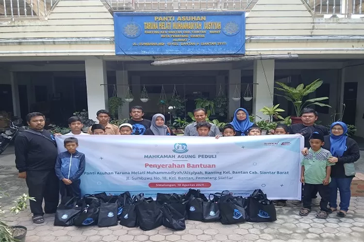 Pengadilan Negeri Simalungun menyerahkan bantuan program Mahkamah Agung Peduli ke Panti Asuhan Taruna Melati Muhammadiyah/Aisyiah ( Realitasonline.id/RH)
