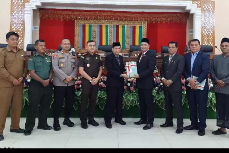 Asisten Administrasi Umum Setdakab Abdya Rahwadi menyerahkan dokumen rancangan KUA PPAS tahun 2025 kepada Ketua DPRK Nurdianto dalam rapat paripurna di gedung DPRK setempat, Selasa (13/8/2024)