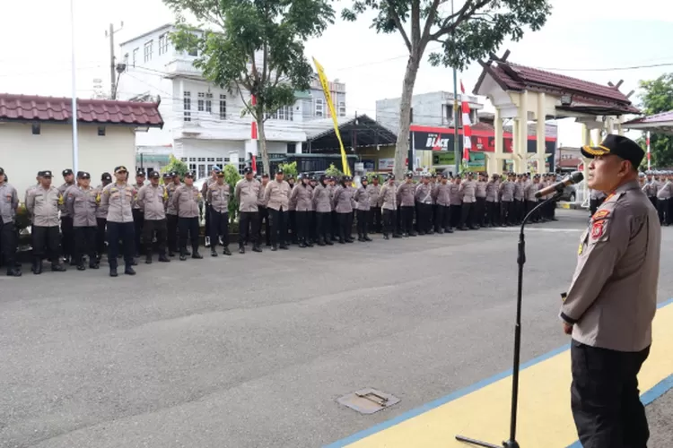 Kapolres Padangsidimpuan, AKBP Dudung Setyawan, memberi arahan kepada personil di Mapolres Padangsidimpuan, Selasa (13/8/2024).(Realitasonline.id/ RI)