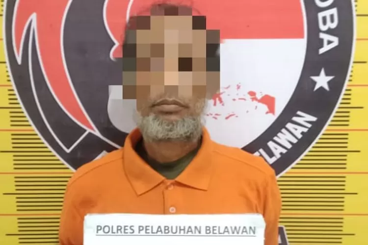Tersangka SH (49) saat berada diruang Satres narkoba Polres Pelabuhan Belawan untuk pemeriksaan lebih lanjut. (Realitasonline.id/Ist)