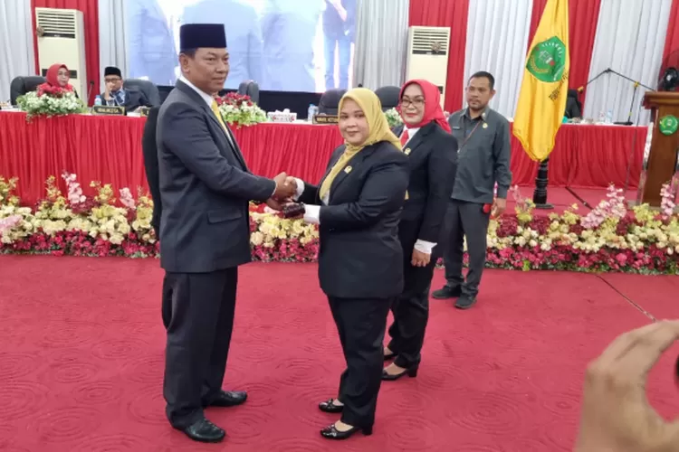 Ketua DPRD Kota Padangsidimpuan Sementara Sri Fitrah Munawaroh, didampingi Wakil Ketua Sementara Taty Aryani Tambunan, menerima palu sidang dari Ketua DPRD yang lama Siwan Siswanto usai sidang Paripurna DPRD, di ruang Paripurna Dewan, Rabu (14/8/2924). (Realitasonline.id/ RI)