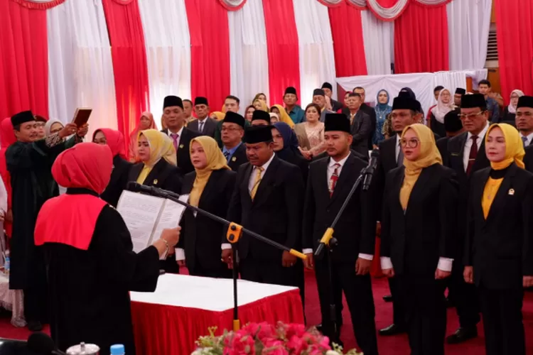 Ketua Pengadilan Negeri Kota Padangsidimpuan Silvianingsih SH MH bacakan sumpah janji dan diikuti seluruh anggota DPRD terpilih Kota Padangsidimpuan di ruang paripurna DPRD Padangsidimpuan