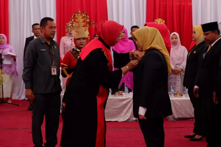 Ketua Pengadilan Negeri Padangsidimpuan Silvianingsih, SH, MH saat menyematkan Pin DPRD kepada Sri Fitrah Munawaroh