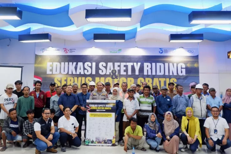 Sejumlah pengemudi ojek online dan pangkalan berpoto bersama dalam edukasi safety riding &amp; service motor gratis. (Realitasonline id/Ist)