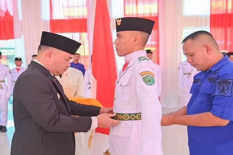 Pj. Wali Kota Padangsidimpuan H. Timur Tumanggor mengukuhkan anggota Paskibra Kota Padangsidimpuan Tahun 2024  (Realitasonline.id/Riswandy)