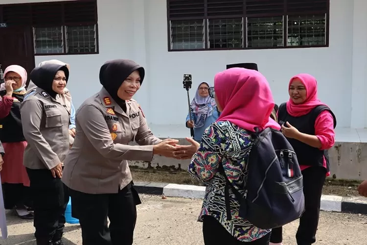 Polwan Polres Padangsidimpuan melaksanakan bakti sosial dan bakti religi di SMP Negeri 9 Padangsidimpuan dan Mesjid At Taubah  (Realitasonline.id/Riswandy)