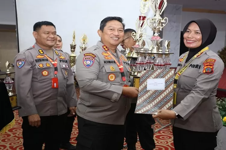 Wadir Binmas Poldasu AKBP Achmad Muhaimin memberikan penghargaan kepada juara 2 lomba Satkamling kepada Rumah Keben Kecamatan Namorambe diterima kasat Binmas Polresta Deli Serdang Kompol Rosmeri (Realitasonline.id/zul)