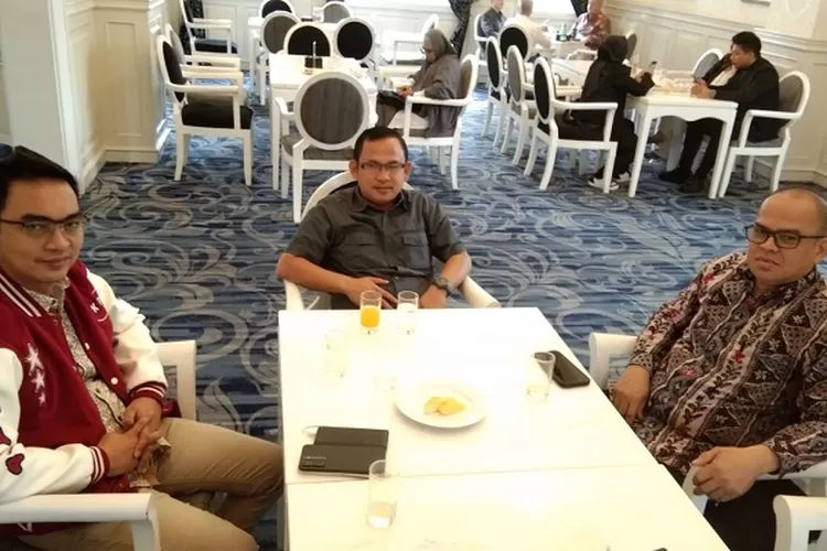 Anggota KPU Prov Sumut, divisi data dan informasi (Jaket Merah) saat didampingi Ketua KPU Sumut, Agus Arifin dan Anggota KPU Sumut Lainnya, Kotaris Banurea, (Realitasonline.id/Dok)