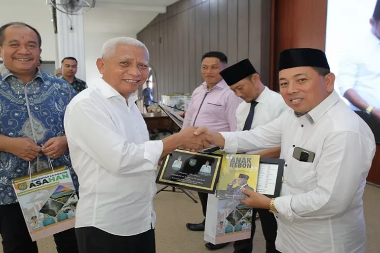 Bupati didampingi wakil Bupati saat memberikan cendra mata pada anggota DPRD Asahan&nbsp; (Realitasonline.id/HS)