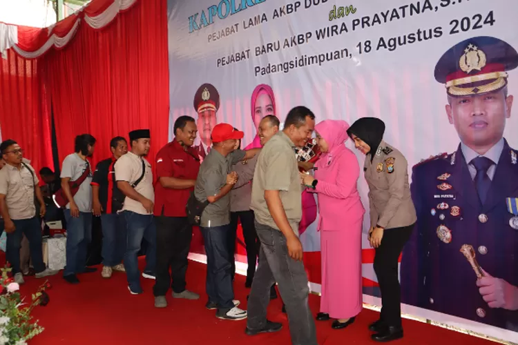 Mantan Kapolres Padangsidimpuan AKBP. Dudung Setyawan pamitan dengan wartawan pada acara pisah sambut di Mapolres Padangsidimpuan, Minggu (18/8/2024).(Realitasonline.id/ RI)