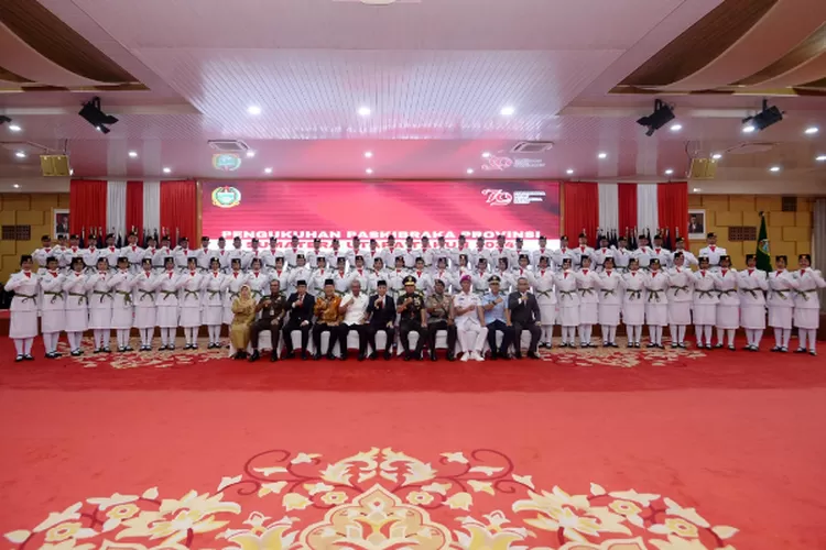 Pj Gubernur Sumut Agus Fatoni mengukuhkan sebanyak 72 Pasukan Pengibar Bendera Pusaka (Paskibraka) Sumut di Aula Tengku Rizal Nurdin, Jalan Sudirman Kota Medan, Kamis (15/8).