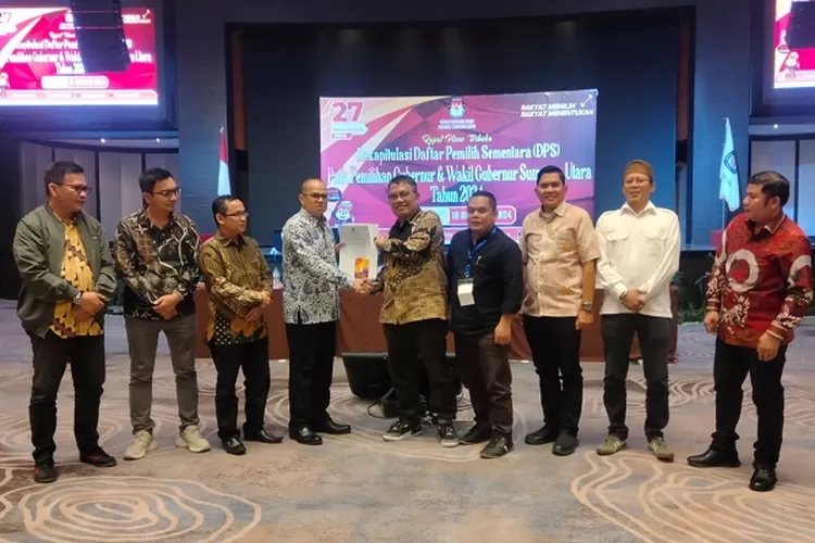 Ketu KPU Sumut Agus Arifin, meneima beita acara penetapan DPS pilkada Sumut setelah ditandatangani (Realitasonline.id/Dok)