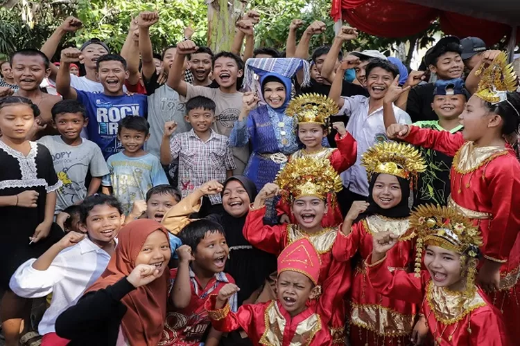 Wali Kota dr Susanti Dewayani bersama anak-anak merdeka, kegembiraan warga di HUT Kemerdekaan RI Ke-79  (Realitasonline.id/RH)