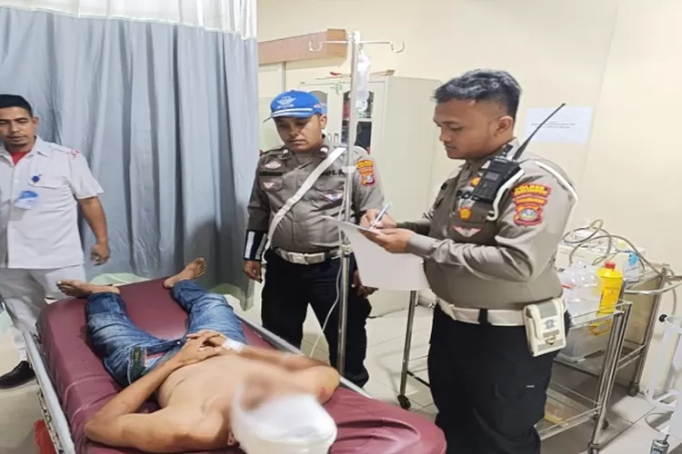 Personil Sat Lantas Polres Padangsidimpuan saat melihat korban Laka Lantas di Rumah Sakit Inanta Kota Padangsidimpuan ( Realitasonline.id/Riswandy)