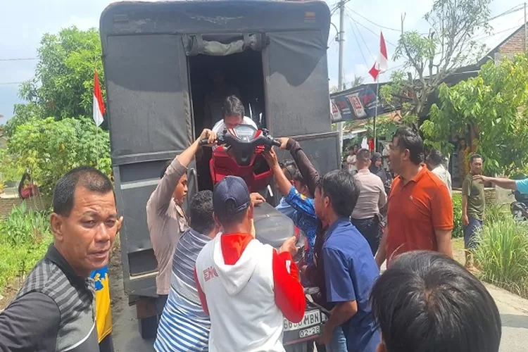 Personil Polresta Deli Serdang mengamankan sepeda motor para para pelajar yang tawuran untuk diproses di Mako Polresta Deli Serdang (Realitasonline.id/zul)