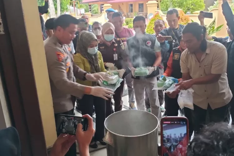 Kabag Ops Polres Asahan Kompol Sastrawan Tarigan disaksikan dari pihak Kejaksaan Asahan dan Pengadilan Negeri Kisaran memusnahkan sabu dengan cara direbus, di halaman Satnarkoba Polres Asahan (Realitasonline.id/ HS)