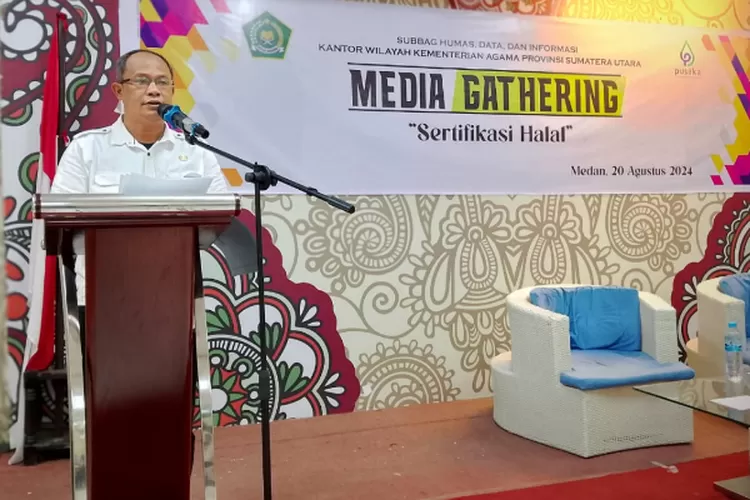 Katim Data dan Informasi Kanwil Kemenag Sumut Mulia Banurea membuka Media Gathering bagi sejumlah media, di Hotel Jamee Medan,  Selasa (20/8/2024)