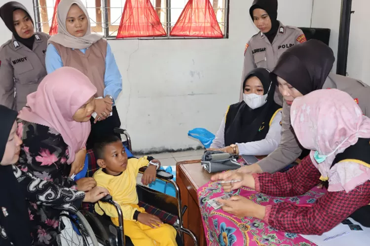 Polwan Polres Padangsidimpuan menggelar bakti kesehatan melalui pengobatan gratis kepada kaum difabel dan masyarakat kurang mampu di SLB Kelurahan Hutaimbaru (Realitasonline.id/ RI)
