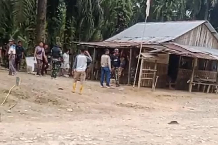 Warung warga saat dirobohkan oleh pihak perkebunan sawit hulu.  (Realitasonline.id/MA)