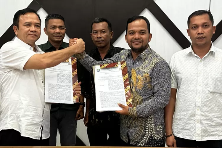 Pj Bupati Aceh Barat Daya (Abdya) Ir Sunawardi, MSi, Rabu (21/8/2024) menandatangani Naskah Perjanjian Hibah Daerah (NPHD) anggaran Panitia Pengawas Pemilihan (Panwaslih) Pilkada Abdya yang berlangsung di kantor bupati setempat.