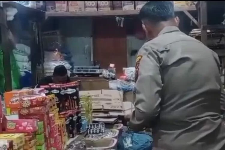 Kapolsek Delitua, Kompol Dedy Dharma membujuk pelaku untukj tidak menyakiti dirinya, Rabu (21/8/2024).