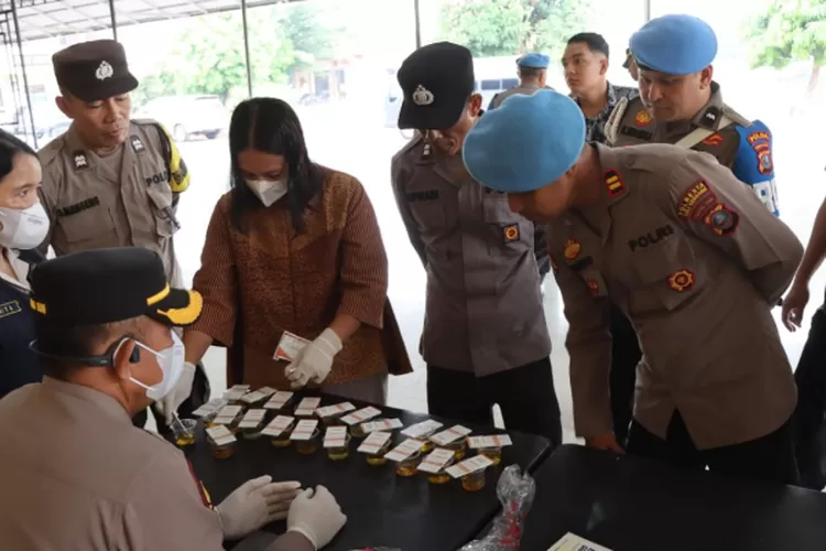 Personil Polresta Deli Serdang sedang melakukan Tes Urine secara acak di Aula terbuka Mapolresta Deli Serdang usai pelaksanaan Apel pagi
