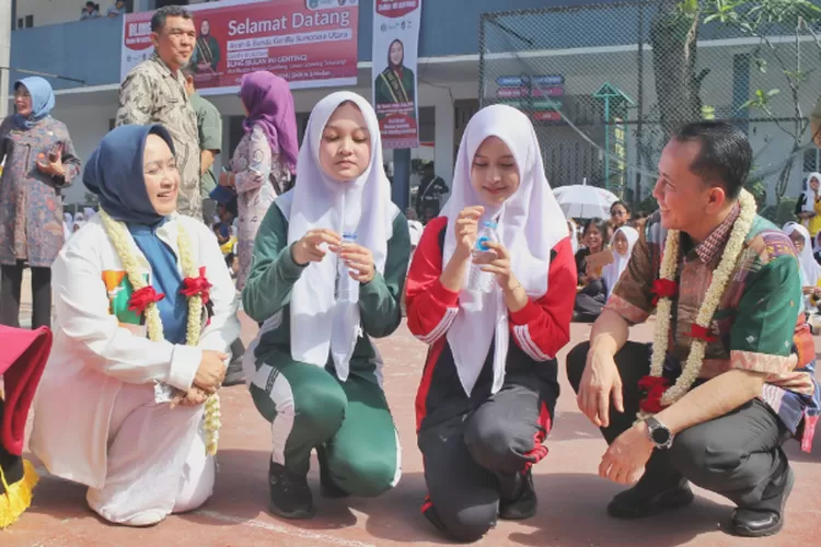 Pj Gubernur Sumut Agus Fatoni bersama Pj Ketua TP-PKK Sumut Tyas A. Fatoni menghadiri Genre in Action Bulan Ini Genting (BLING) dalam rangka Aksi Bergizi di SMA Negeri 3 Medan