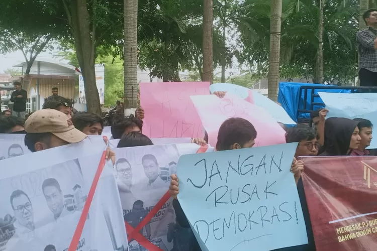 Massa mengatasnamakan aliansi masyarakat dan mahasiswa sempat adu mulut dengan Satpol PP dan Polisi karena dituding hendak merobohkan pagar. (Realitasonline.id/zul)