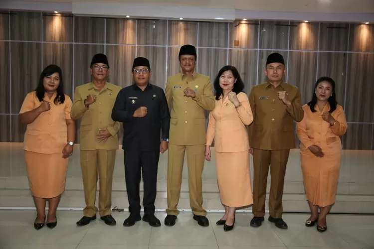 Tiga pejabat yang dilantik didampingi istri foto bareng PJ Bupati Dimposma Sihombing Realitasonline.id/Dok (Realitasonline.id/MN)