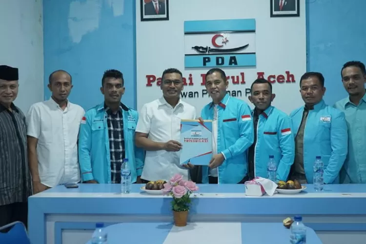 Bakal Calon Bupati Abdya, Dr Safaruddin SSos MSP menerima SK dukungan dari Partai Darul Aceh (PDA) di Banda Aceh, Senin (26/8/2024)