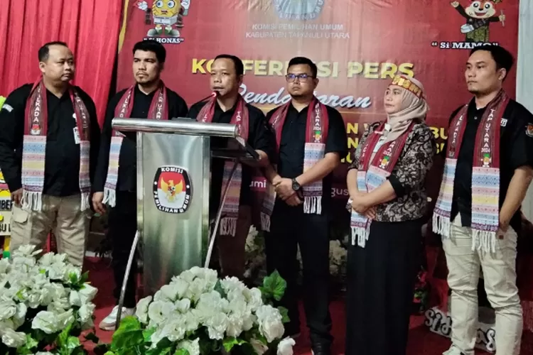 Komisioner KPU Taput didampingi sekretaris saat menggelar konferensi pers seputar pendaftaran Paslon Bupati Jonius Taripar Hutabarat dan Wabup Deni Lumbantoruan. (Realitasonline.id/ AS)