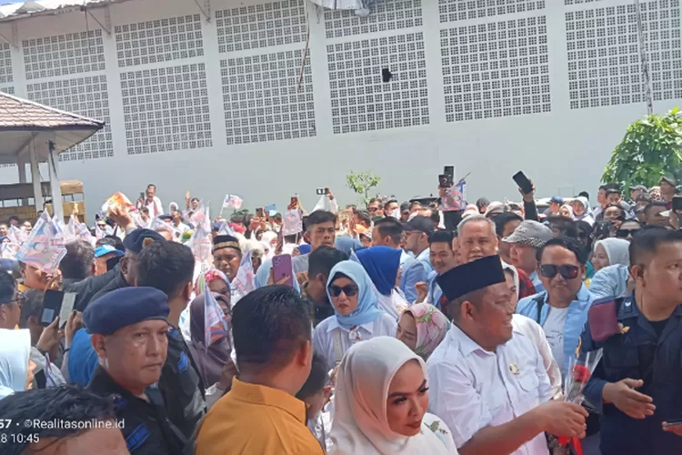 Paslon bupati MARI tiba digedung KPU Labuhanbatu,(28/8/24). (Realitasonline.id/YS)