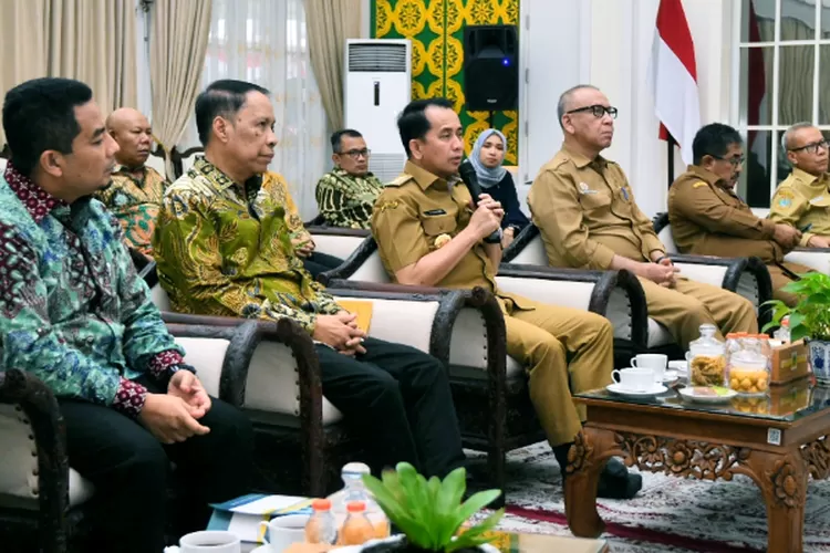 Pj Gubernur Sumut, Agus Fatoni menerima audiensi Rektor Universitas Muhammadiyah Sumatera Utara (UMSU) di Rumah Dinas Gubernur, Jalan Sudirman No. 41, Medan, Selasa (27/8/2024).